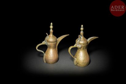 null Deux cafetières en laiton, Arabie, fin XIXe siècle
Chacune à panse piriforme,...
