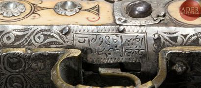 null Fusil à silex, mukhala, Afrique du Nord, signé et daté 1869
Long canon en bois...