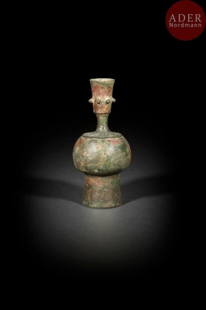 null Aspersoir d’eau de rose, qumqum, Iran oriental, IXe - Xe siècle
Flacon en bronze...