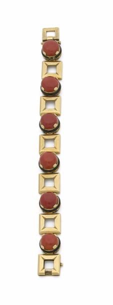 null Bracelet en or 18K (750 ‰) articulé de maillons sertis d’un corail cabochon...