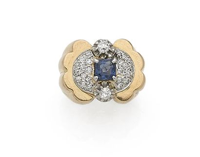 null Bague en or 18K (750 ‰) godronnée, centrée d’une pierre bleue carrée entre deux...