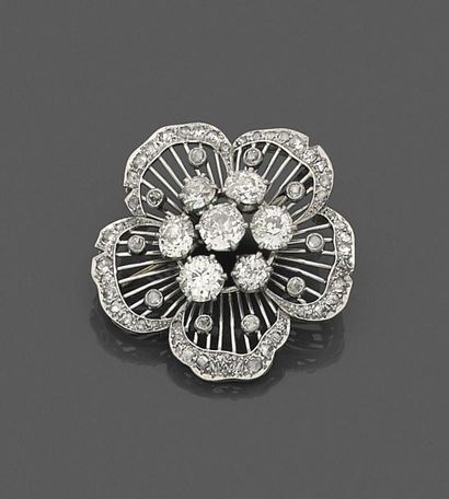 null Broche fleur stylisée en platine et or gris 18K (750 ‰), le pistil orné de 7...