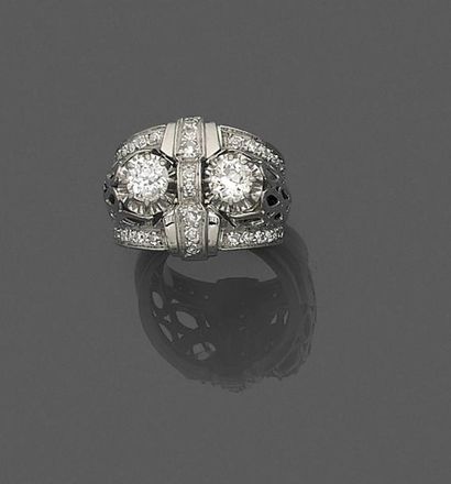 null Bague bombée en or gris 18K (750 ‰), ajourée, ornée de deux diamants principaux...