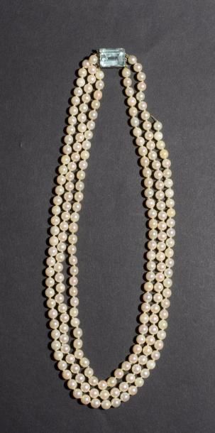 null Collier de 3 rangs de perles de culture, fermoir en or gris 14K (585 ‰) et platine,...