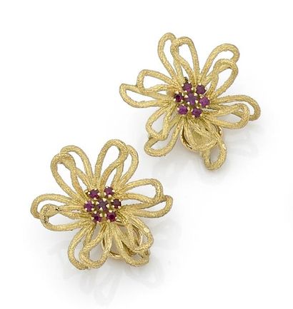 null Paire de clips d’oreilles en fils d’or jaune 18K (750 ‰) amati formant des fleurs...