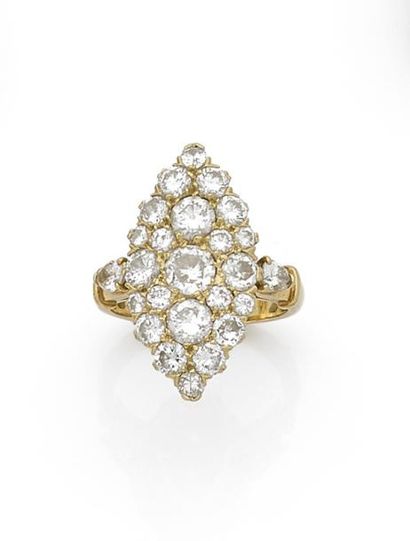 null Bague marquise en or 18K (750 ‰), entièrement pavée de diamants, épaulée de...