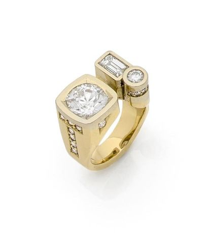 null PHILIPPE TOURNAIRE.
Bague en or 18K (750 ‰), modèle Opéra, ornée d’un diamant...