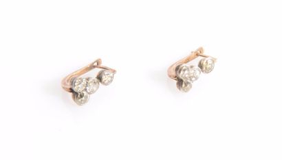 null Paire de boucles d’oreilles en or 14K (585 ‰), chacune ornée de trois diamants...