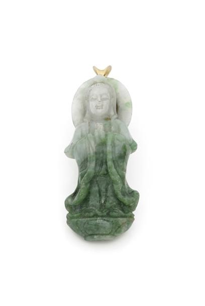 null Pendentif en jade sculpté représentant Guanyin, la bélière en or 18K (750 ‰)....