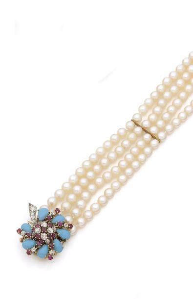 null Bracelet de 4 rangs de perles de culture, fermoir dessinant une fleur stylisée,...