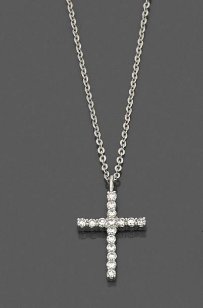 null Croix-pendentif en or gris 18K (750 ‰) sertie de diamants, coulissant sur une...