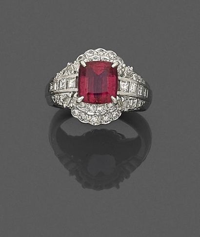 null Bague en platine, ornée d’une tourmaline rose de forme carrée épaulée d’une...