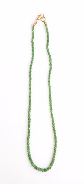 null Collier de perles facettées de grenats verts. 
Longueur : 45 cm environ