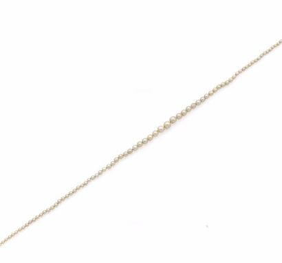 null Collier de 106 perles en chute, fermoir en or gris 18K (750 ‰) orné de 5 diamants...