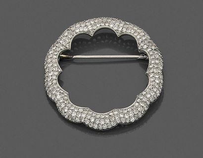 null Broche festonnée en platine, pavée de diamants. 
Diamètre : 4,9 cm environ.
Poids...