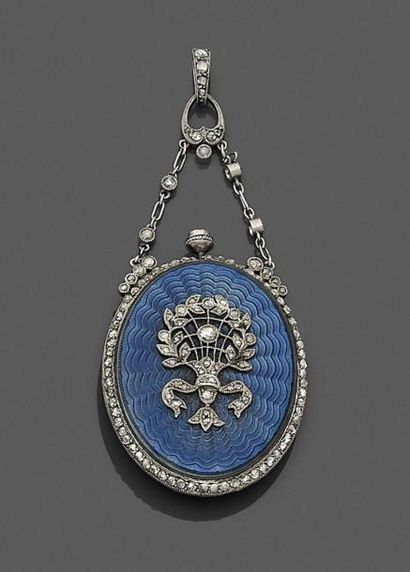 null Montre pendentif en or gris 18K (750 ‰) , de forme ovale, à décor d’émail bleu...