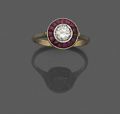 null Bague en or 18K (750 ‰), ornée d’un diamant entouré de pierres rouges et de...