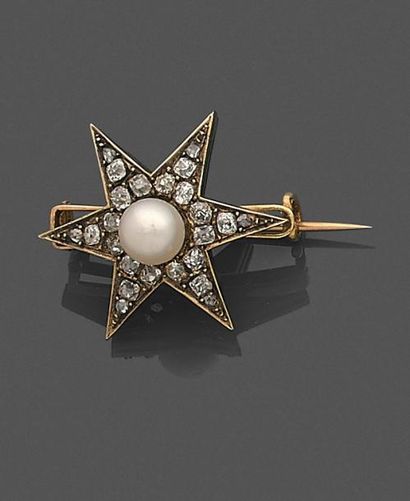 null Broche en or 18K (750 ‰) formant une étoile à 6 branches, sertie de diamants...