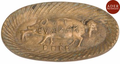 null [ANTISÉMITISME]
Plat décoratif ovale à décor de cochon dévorant un juif.
Bronze....