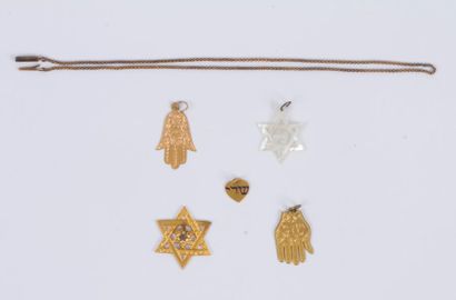 null [BIJOUX]
Ensemble de 4 pendentifs en or : Maguen-David, Shadaï, Main (2).
Une...