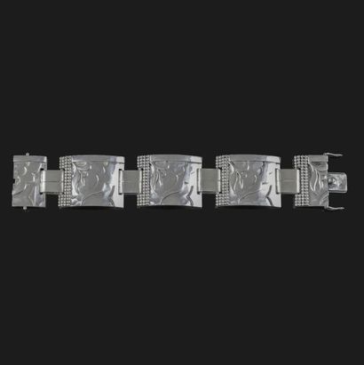 null Jean DESPRÉS (1889-1980)

Rare bracelet moderniste à quatre plaques articulées...