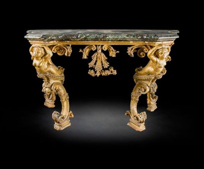 null Importante table-console en bois doré, le plateau de marbre vert de mer reposant...