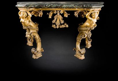 null Importante table-console en bois doré, le plateau de marbre vert de mer reposant...