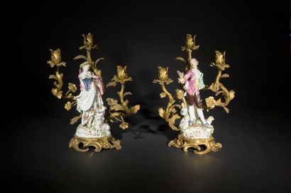 null Paire de candélabres à trois bras de lumière en porcelaine de Meissen et bronze...