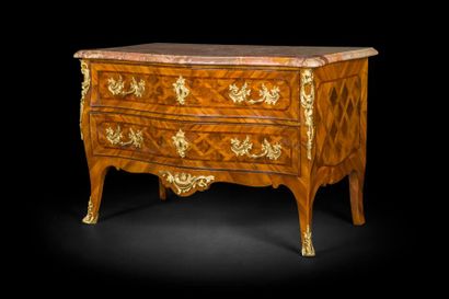 null Commode en bois de loupe et marqueterie de croisillon dans des encadrements,...