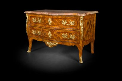 null Commode en bois de loupe et marqueterie de croisillon dans des encadrements,...