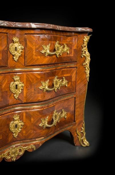 null Belle commode en bois de violette de forme mouvementée en façade et sur les...