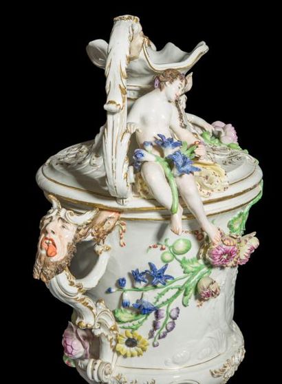 null Berlin
Grand vase couvert en porcelaine, le modèle attribué à Johann Baptist...