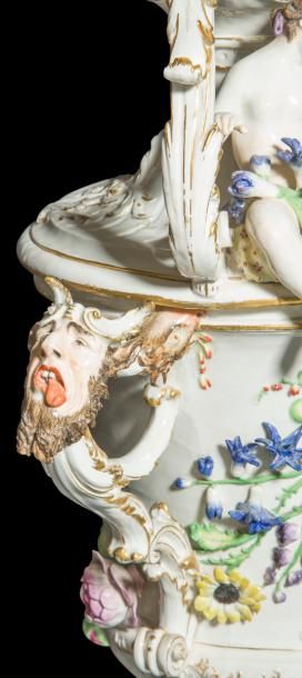 null Berlin
Grand vase couvert en porcelaine, le modèle attribué à Johann Baptist...