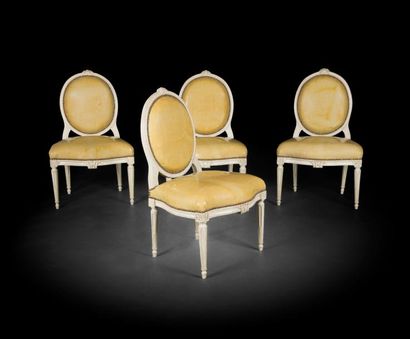 null Suite de quatre larges chaises en bois mouluré et peint, à dossier médaillon...
