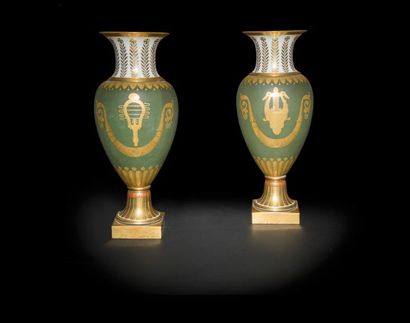 null Paris
Paire de grands vases en porcelaine de forme balustre reposant sur une...