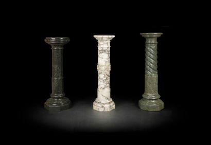 null Trois colonnes à plateau en marbre fleur de pêcher, granit noir et serpentine,...