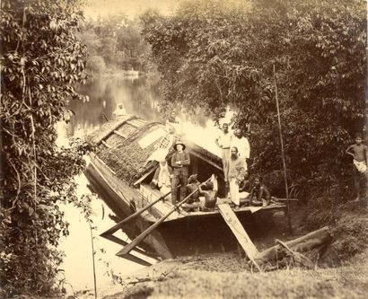 null Photographe non identifié 

Inde, c. 1870. 

Explorateur en bateau. 

Épreuve...