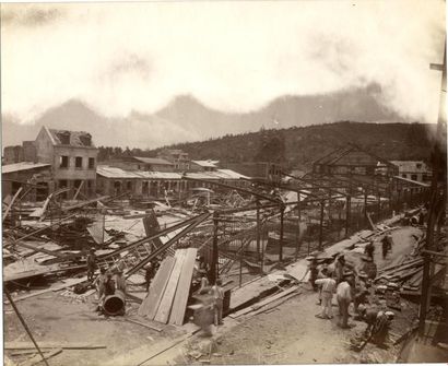 null Gaston Emerogon Fabre et divers

La Martinique, c. 1880.

Le marché de Fort-de-France...