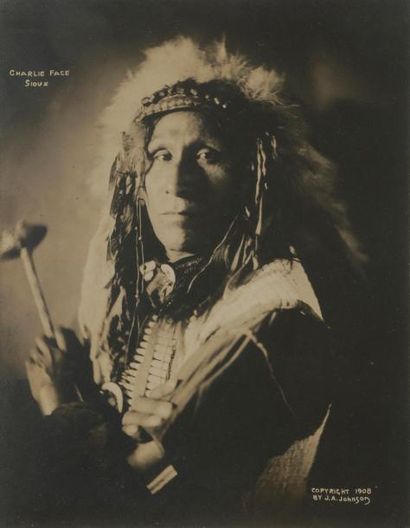 null J. A. Johnson

Charlie Face Sioux, 1908.

Épreuve argentique d'époque. Copyright...