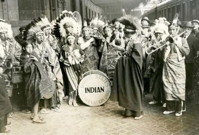 null Photographe non identifié 

États-Unis, c. 1930. 

Indian reservation band....