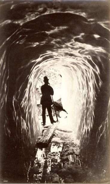 null Photographe non identifié

Grotte sur le Glacier des Bossons, c. 1880.

Épreuve...