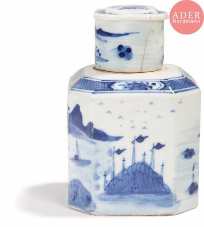 null VIETNAM, Hue - XVIIIe / XIXe siècle
Flacon de forme carrée en porcelaine décorée...