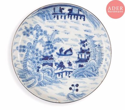 null VIETNAM, Hue - XVIIIe / XIXe siècle
Coupe en porcelaine décorée en bleu sous...