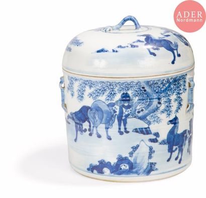 null VIETNAM, Hue - XVIIIe / XIXe siècle
Pot rond couvert en porcelaine décorée en...