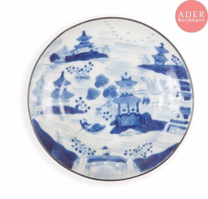 null VIETNAM, Hue - XIXe siècle
Soucoupe évasée en porcelaine décorée en bleu sous...