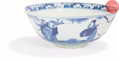 null VIETNAM - XIXe siècle
Grand bol en porcelaine décorée en bleu sous couverte...