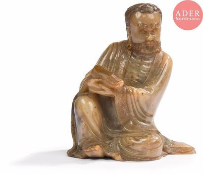 null CHINE - XVIIIe siècle
Statuette en stéatite sculptée. Luohan assis, la jambe...