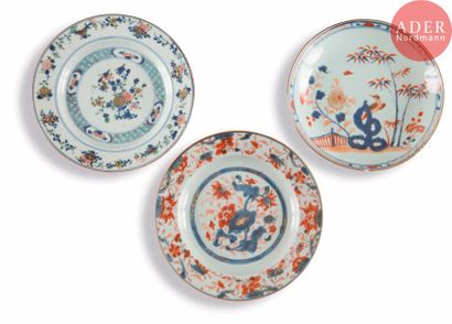 null CHINE - Époque KANGXI (1662 - 1722)
Ensemble de trois assiettes à décor émaillé...
