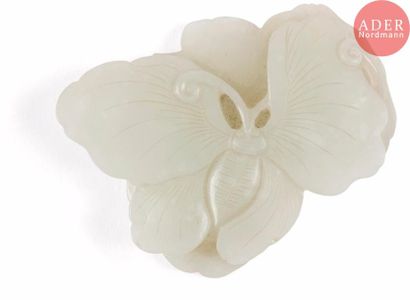 null CHINE - XXe siècle
Ornement en forme de deux papillons accolés en néphrite céladon.
L....