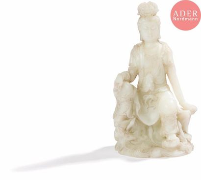 null CHINE - XXe siècle
Statuette de Guanyin en verre blanc opaque imitant le jade,...